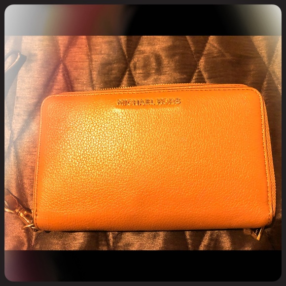 Amazon.com: Michael Kors Jet Set Travel Medium Bifold Zip  Micheal kors wallet